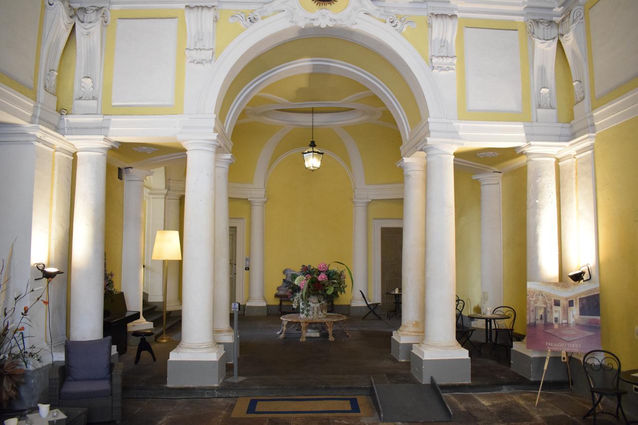 Palazzo Tucci Apartments Лука Екстериор снимка