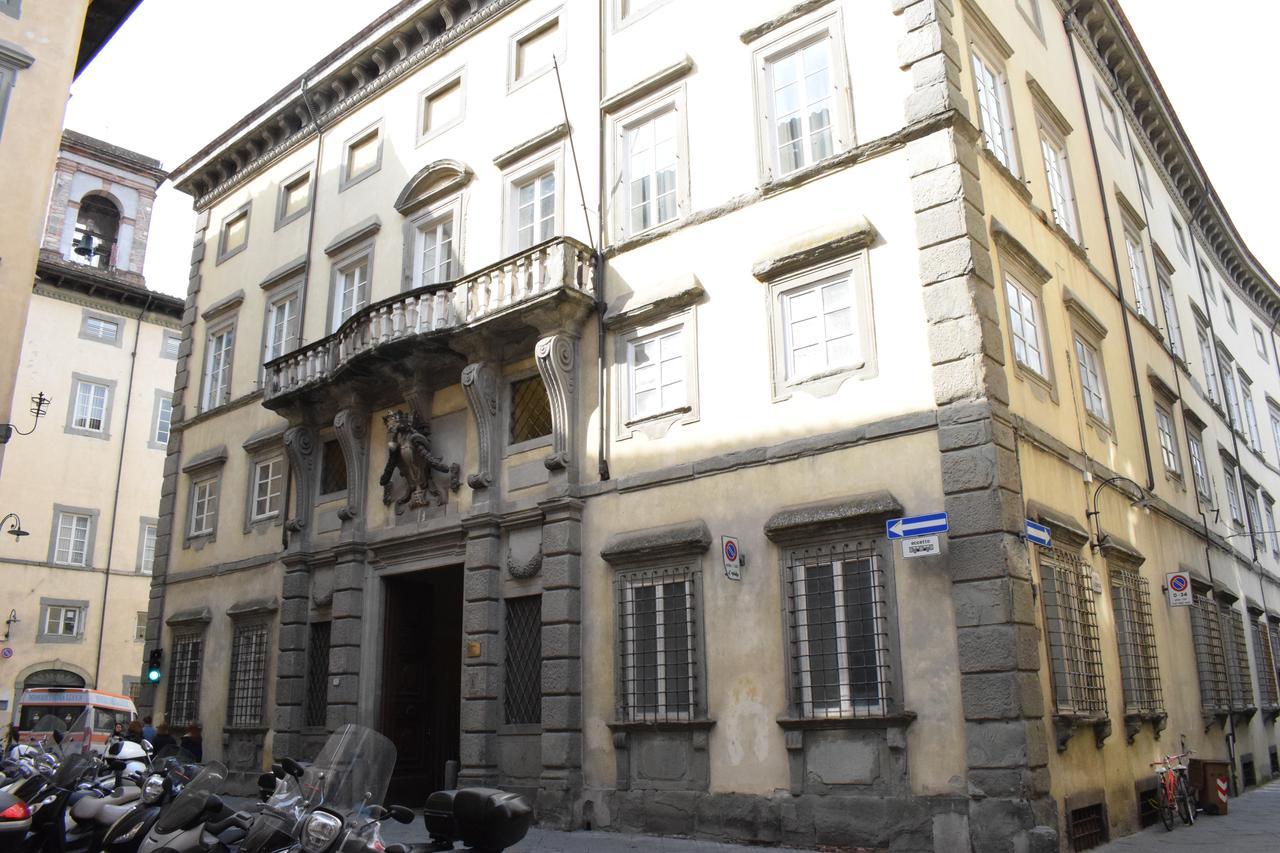 Palazzo Tucci Apartments Лука Екстериор снимка