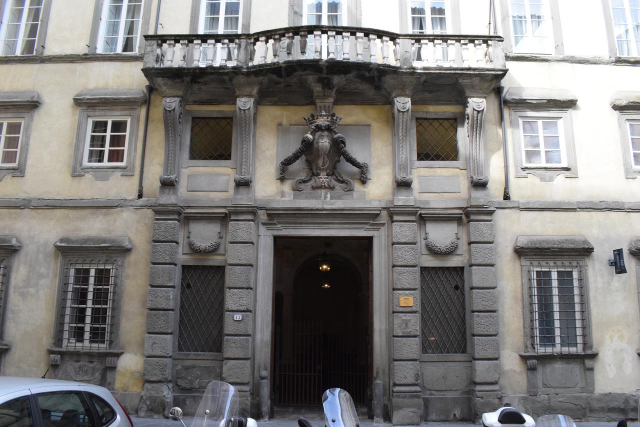 Palazzo Tucci Apartments Лука Екстериор снимка